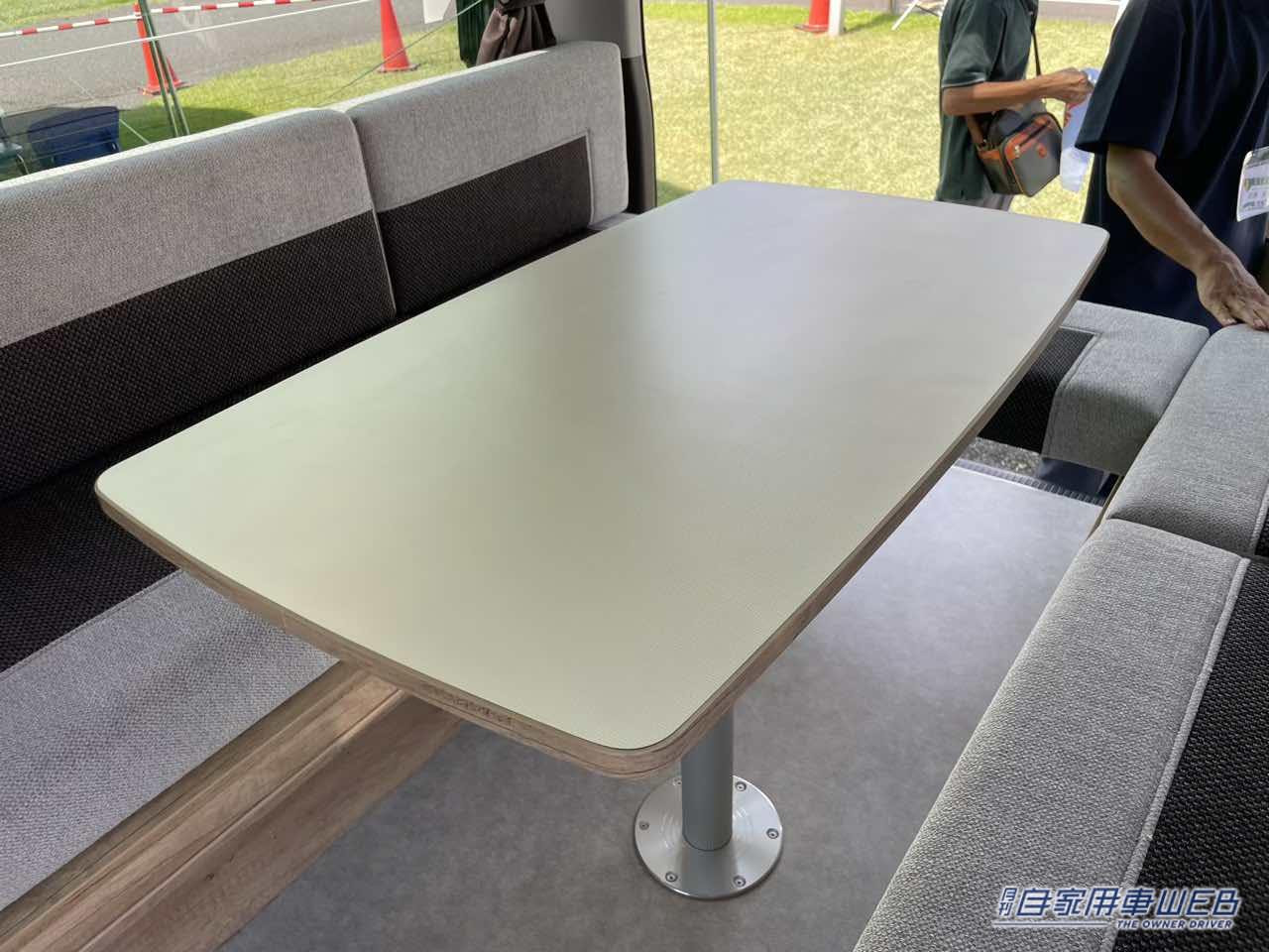 |「ドーンと!巨大ソファが素敵」「まさかここまでとは…」自宅のようにリラックスできる。トヨタ・ハイエースがベースのキャンピングカーが凄い。