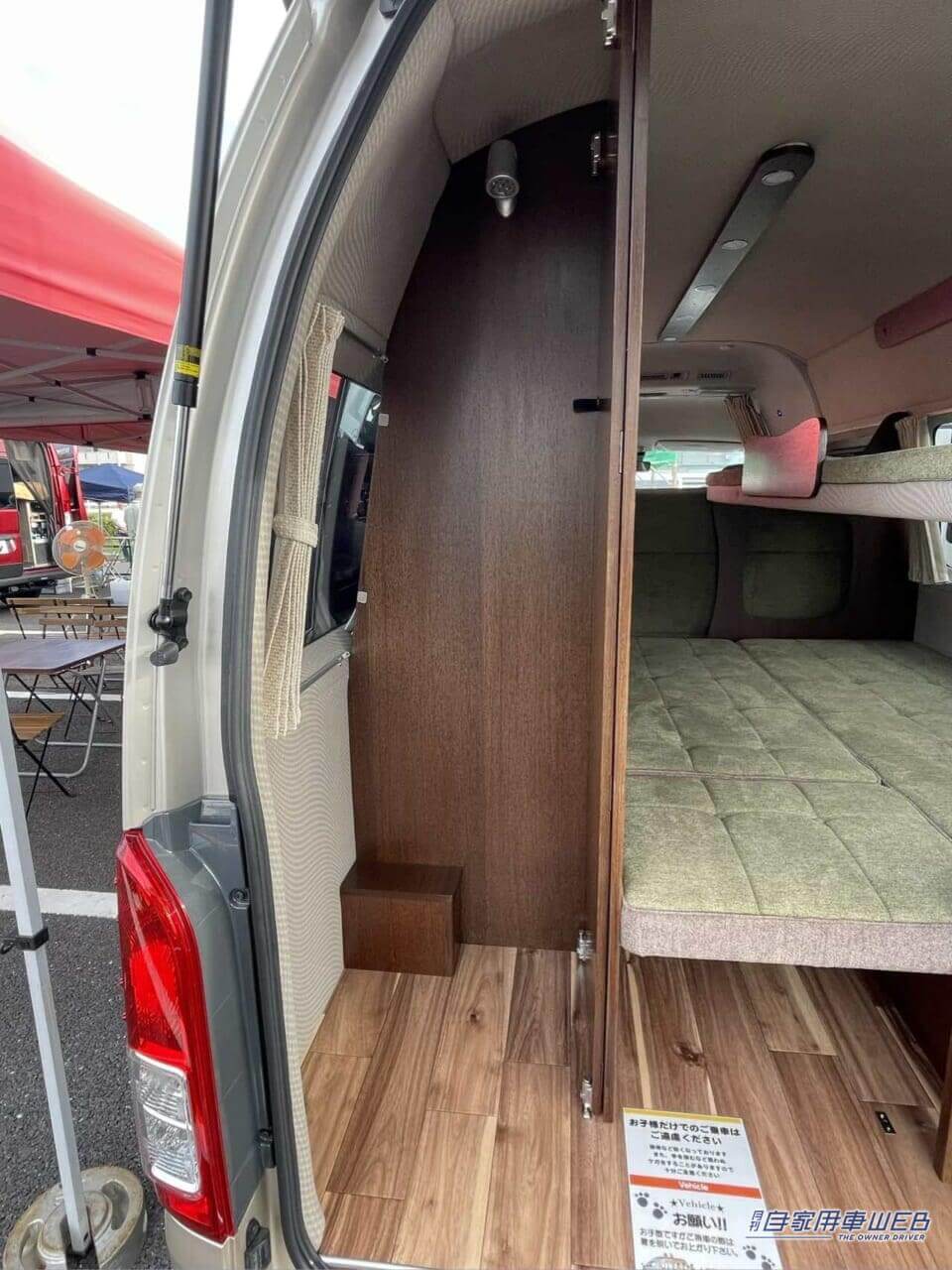 |まるで「純喫茶」のような車内、さらに二段ベッドまで…本当にハイエースか? 広さがハンパじゃないキャンピングカー。