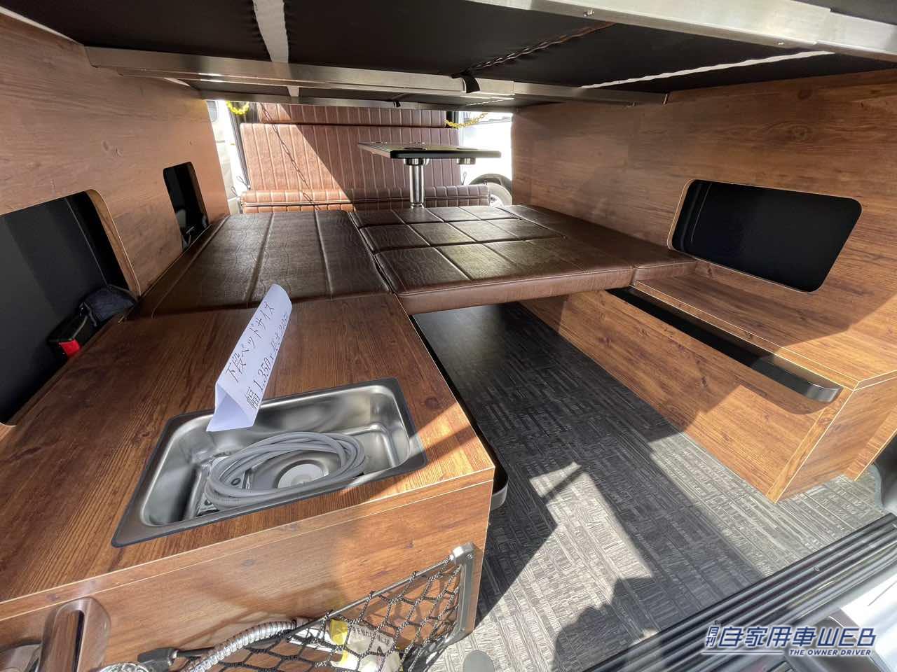 |レザー調の車内がかっこいい! トヨタ ハイエースがベースのキャンパー