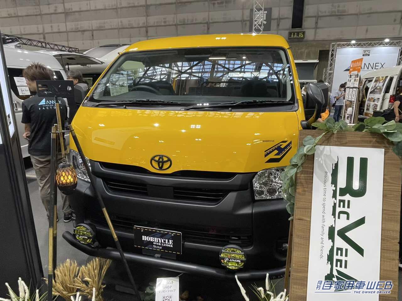 |黄色のボディにデニムのインテリアが個性的! トヨタ ハイエースがベースのキャンパー