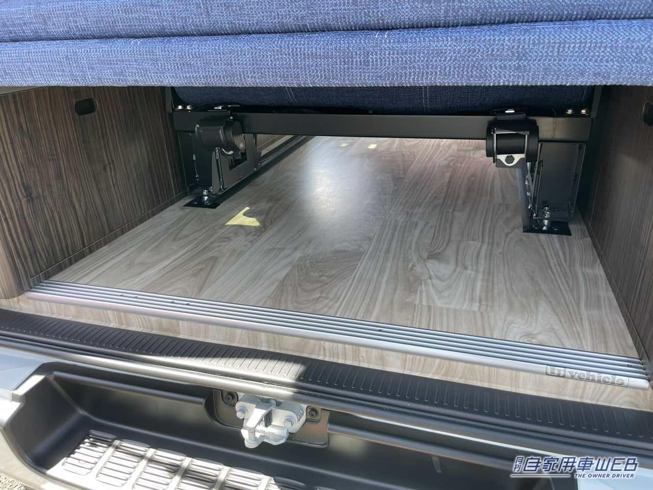 |インディゴブルーのシートが鮮やかに個性を演出! トヨタ ハイエースがベースのキャンパー