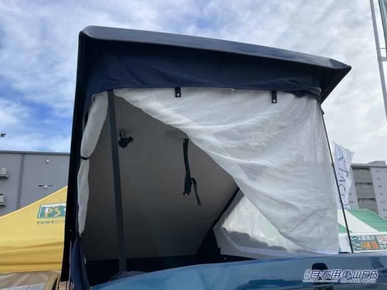 大人2名が横になれるアッパールーム。|「結構アリかも」「これは秘密基地」ファミリーカーと言わないで。ガッツリ車中泊を楽しめるミニバンがすごい。日産・セレナがベースのキャンピングカー。