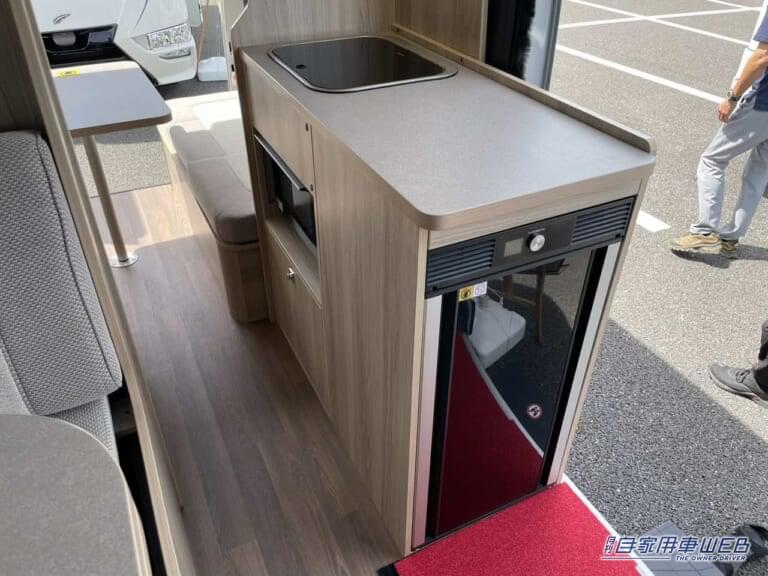 キッチンカウンター。|「えっ 車の中ですよね?」「もはや理想形…」キッチン・エアコン付き、シャワーまであるキャンピングカー。