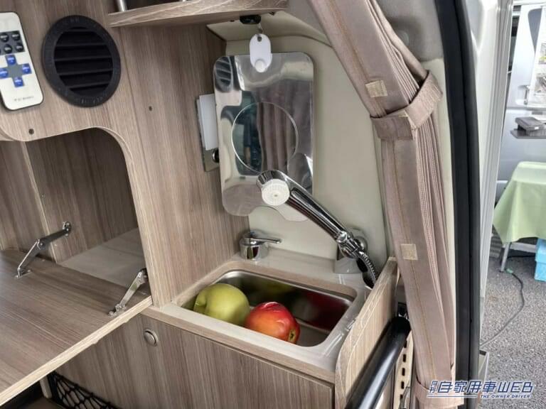 シャワー付きのシンクは非常に便利。|「えっ 嘘でしょ?」軽自動車でも『車中泊』は『快適』にできます。しかも複数人。電子レンジやシャワーまで…