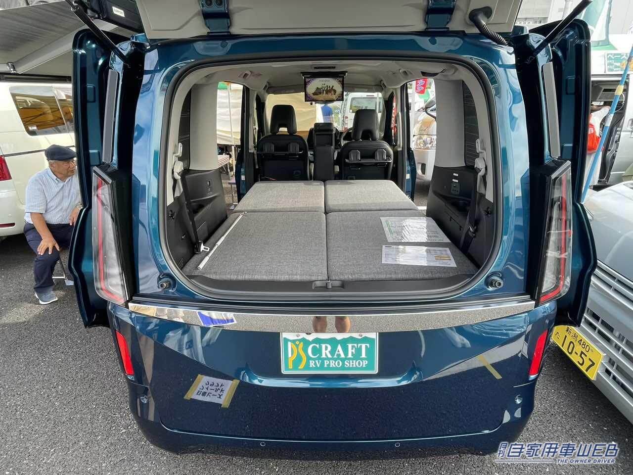 ハーフバックドアから覗いた車内の様子。|「結構アリかも」「これは秘密基地」ファミリーカーと言わないで。ガッツリ車中泊を楽しめるミニバンがすごい。日産・セレナがベースのキャンピングカー。