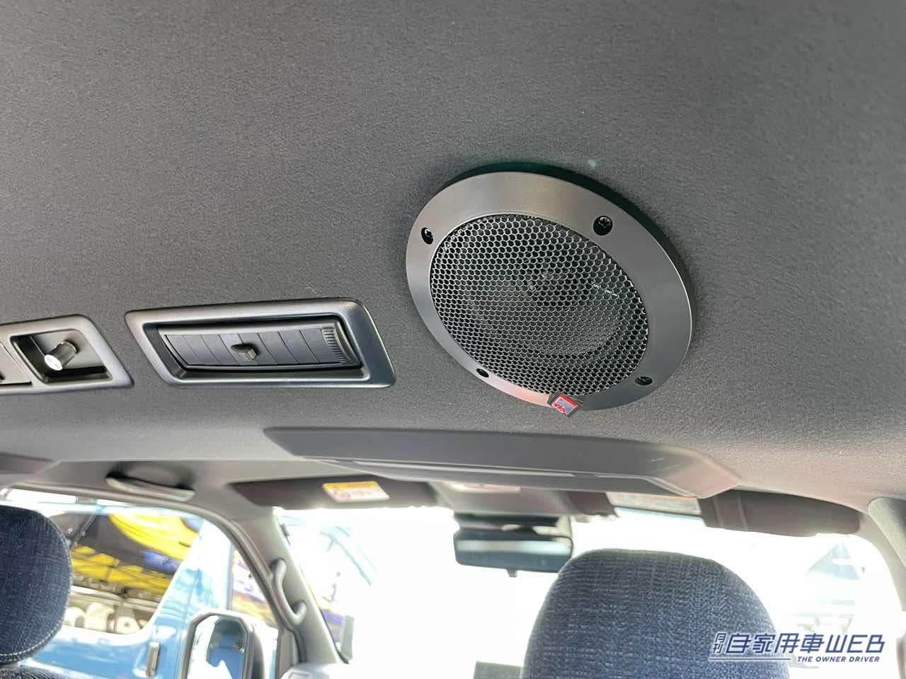 |インディゴブルーのシートが鮮やかに個性を演出! トヨタ ハイエースがベースのキャンパー