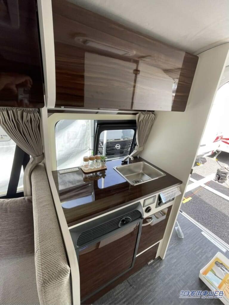 100Vコンセントがあるのは嬉しい。冷蔵庫や電子レンジは旅の必需品だ。|「本当にトヨタ車か…?」もはやカプセルホテル。普通車なのに中身は本格的なキャンピングカー。