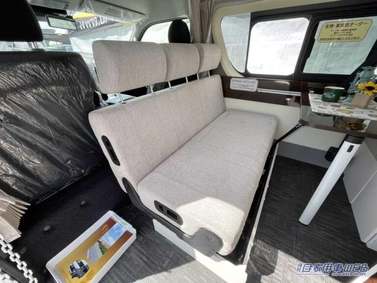 クッション性が良いセカンドシート。|「本当にトヨタ車か…?」もはやカプセルホテル。普通車なのに中身は本格的なキャンピングカー。