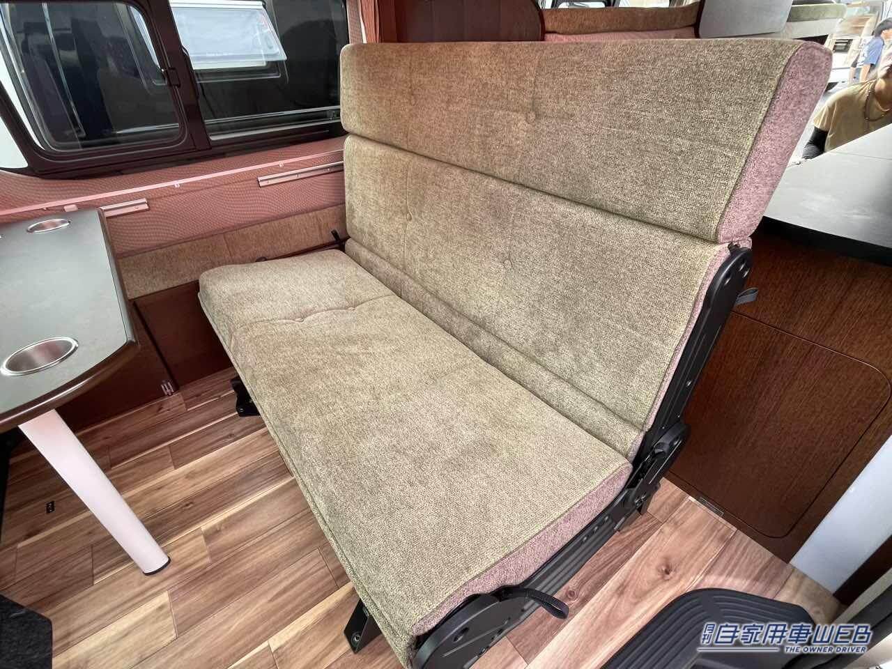 |まるで「純喫茶」のような車内、さらに二段ベッドまで…本当にハイエースか? 広さがハンパじゃないキャンピングカー。