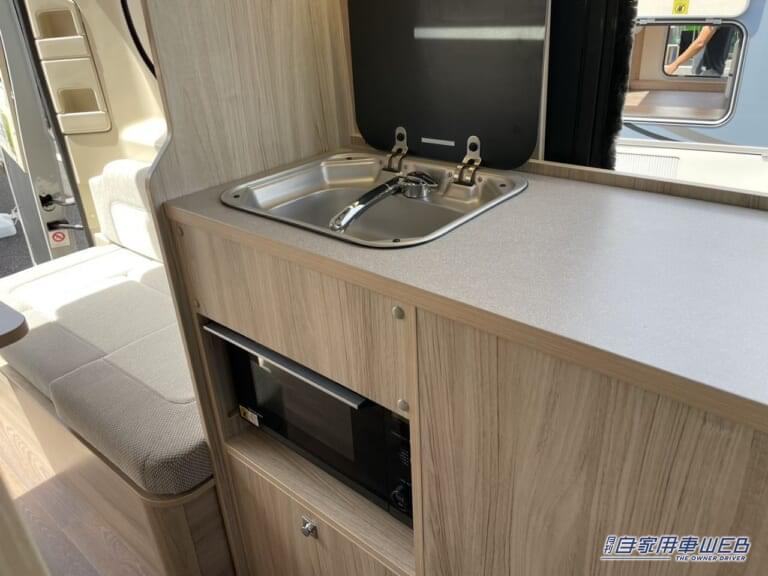 シンク、電子レンジなど。|「えっ 車の中ですよね?」「もはや理想形…」キッチン・エアコン付き、シャワーまであるキャンピングカー。