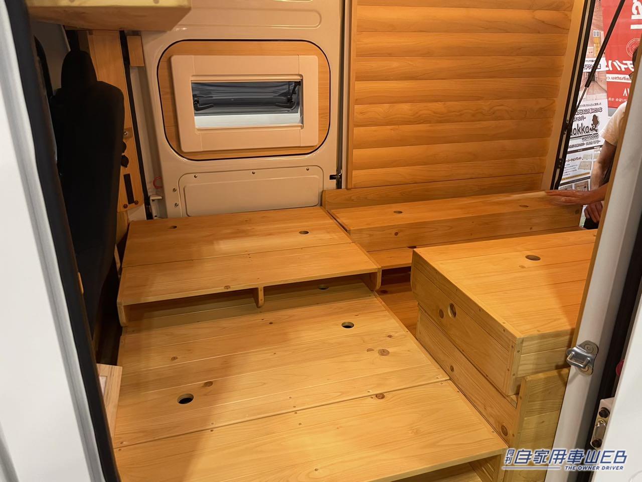 |車の中はヒノキ造りのログハウス! ダイハツ ハイゼットトラックがベースの軽キャンパー