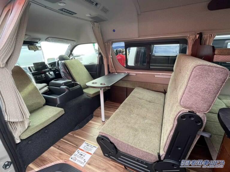 喫茶店のような車内。|まるで「純喫茶」のような車内、さらに二段ベッドまで…本当にハイエースか? 広さがハンパじゃないキャンピングカー。