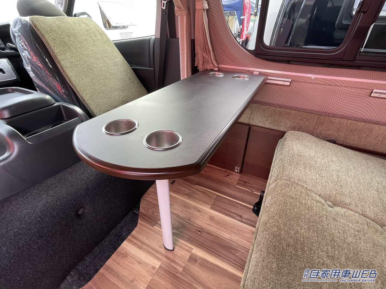 |まるで「純喫茶」のような車内、さらに二段ベッドまで…本当にハイエースか? 広さがハンパじゃないキャンピングカー。