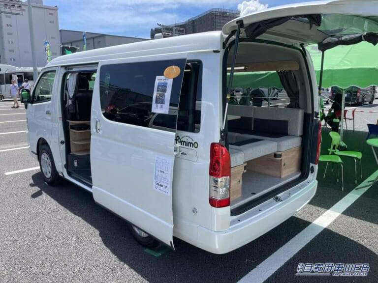 トヨタ・ハイエースがベースのキャンピングカー。|「ドーンと!巨大ソファが素敵」「まさかここまでとは…」自宅のようにリラックスできる。トヨタ・ハイエースがベースのキャンピングカーが凄い。