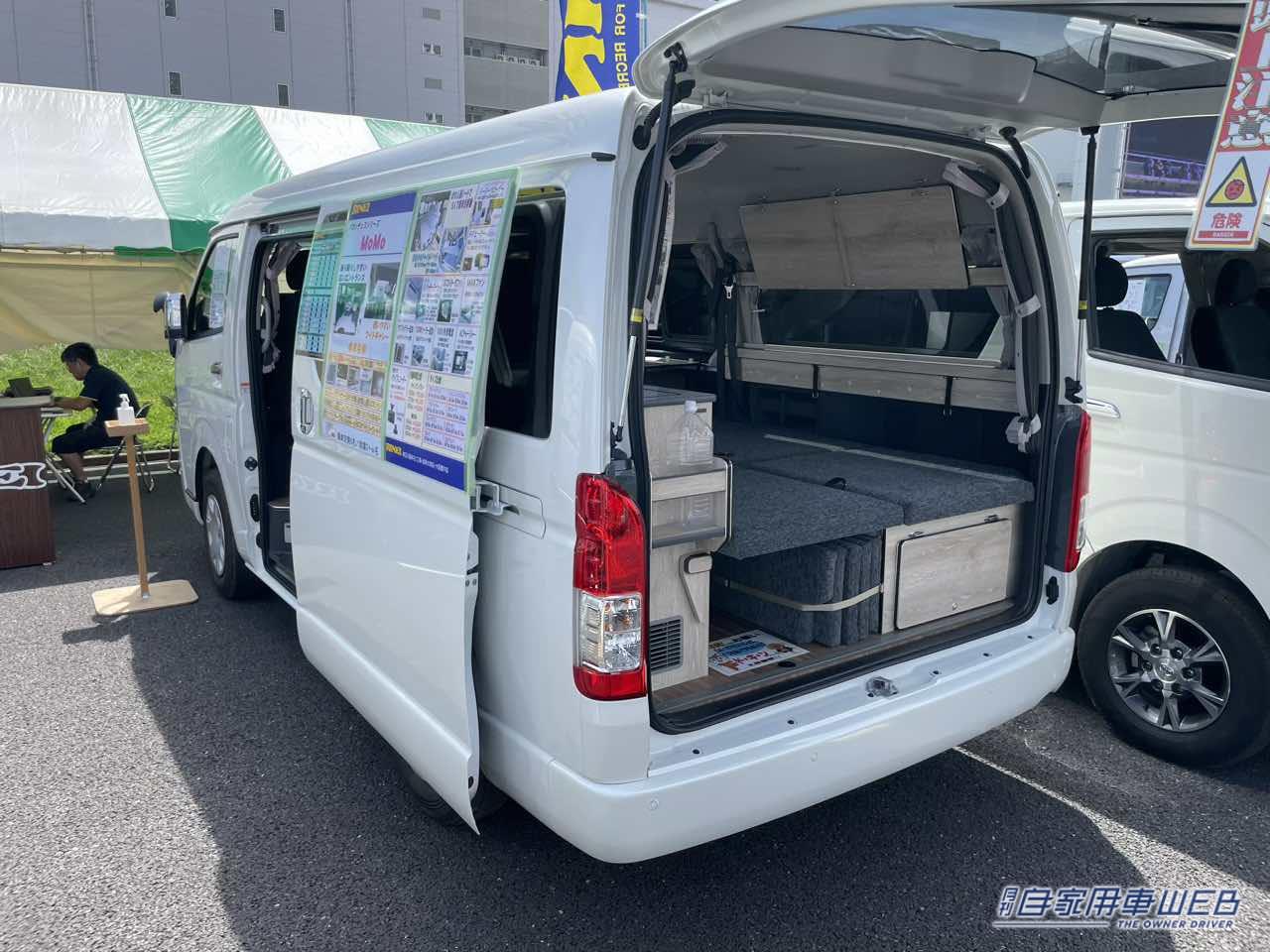 |快適すぎ要注意! 寝転びながらレンジもシンクも冷蔵庫も使えるぞ! トヨタ ハイエースがベースのキャンパー