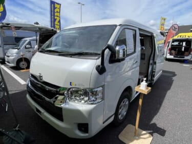 快適すぎ要注意! 寝転びながらレンジもシンクも冷蔵庫も使えるぞ! トヨタ ハイエースがベースのキャンパー