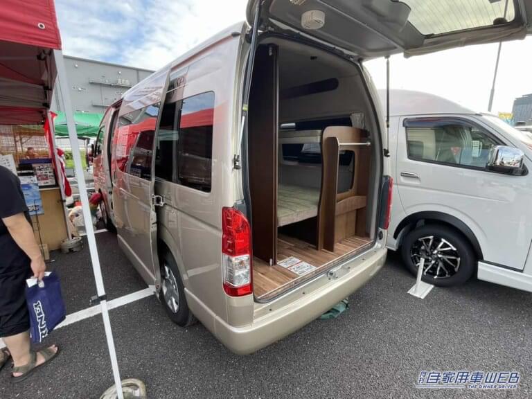 トヨタ・ハイエースがベースのキャンピングカー。|まるで「純喫茶」のような車内、さらに二段ベッドまで…本当にハイエースか? 広さがハンパじゃないキャンピングカー。