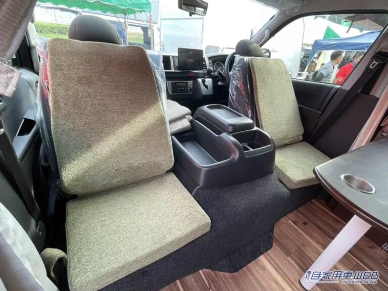 運転席と助手席を利用した座席。|まるで「純喫茶」のような車内、さらに二段ベッドまで…本当にハイエースか? 広さがハンパじゃないキャンピングカー。