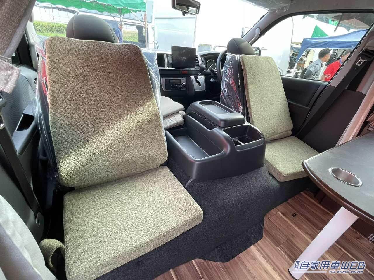 |まるで「純喫茶」のような車内、さらに二段ベッドまで…本当にハイエースか? 広さがハンパじゃないキャンピングカー。