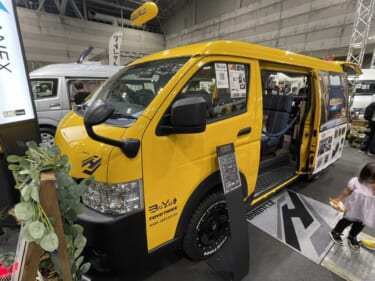 黄色のボディにデニムのインテリアが個性的! トヨタ ハイエースがベースのキャンパー