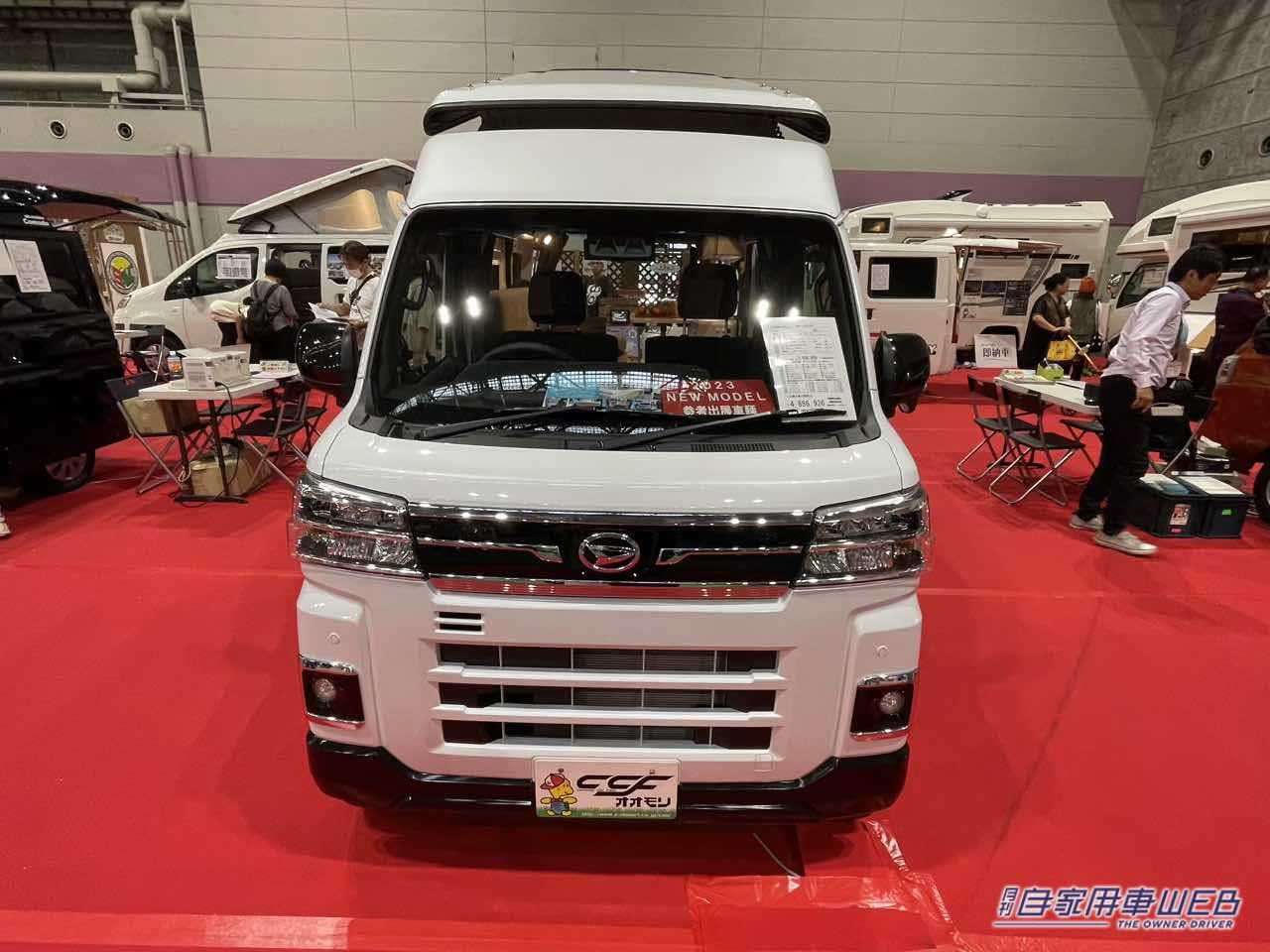 |車内はハイセンスなソファールーム! ダイハツ アトレーがベースの軽キャンパー