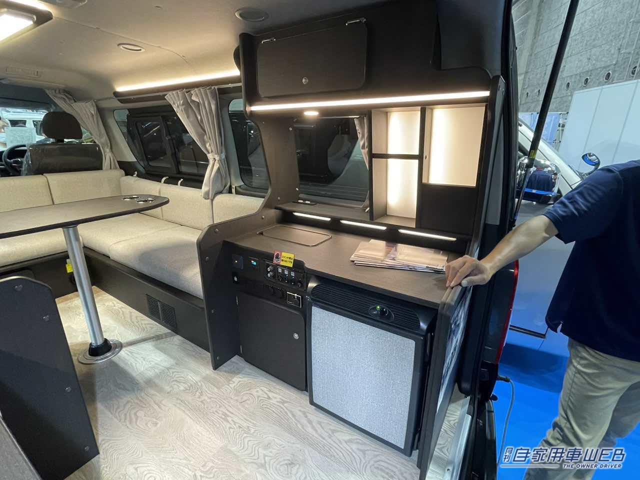 |L字のシートが大きく快適! フラットへの変更も簡単! トヨタ ハイエースがベースのキャンパー