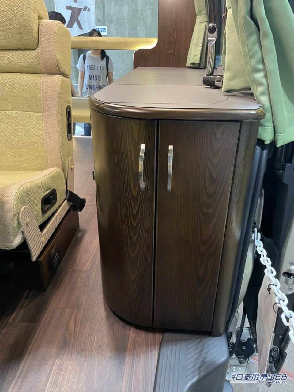 |間接照明も取り入れた、明るく落ち着きある車内が美しい! トヨタ ハイエースがベースのキャンパー