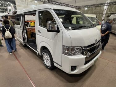 使いやすくシンプルな車内に、レザー調のシートが個性をプラス! トヨタ ハイエースがベースのキャンパー