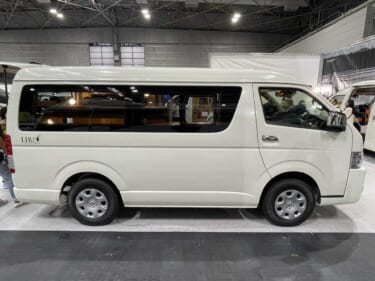 木の質感が好きなドライバー必見! トヨタ ハイエースがベースのキャンパー