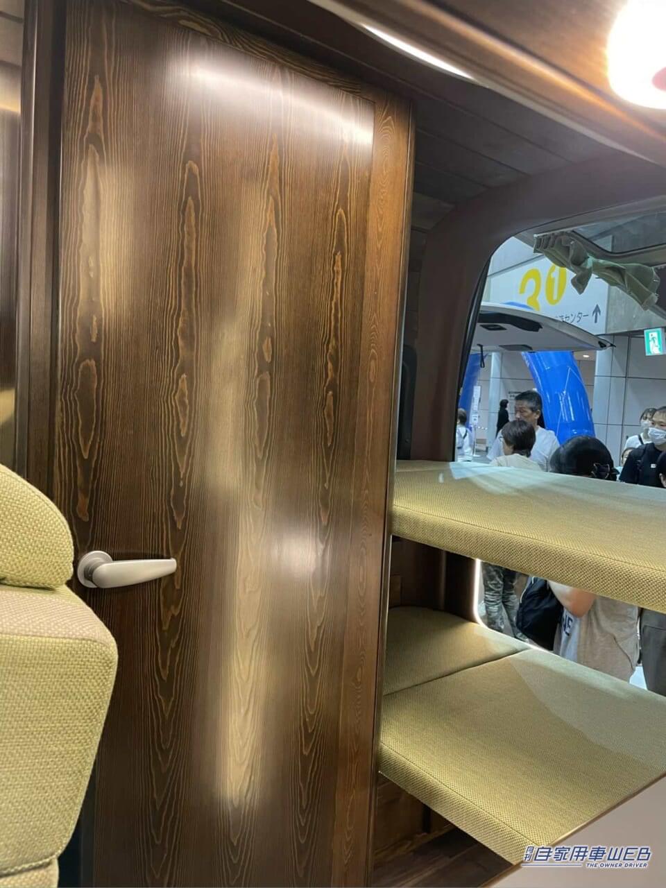 |間接照明も取り入れた、明るく落ち着きある車内が美しい! トヨタ ハイエースがベースのキャンパー