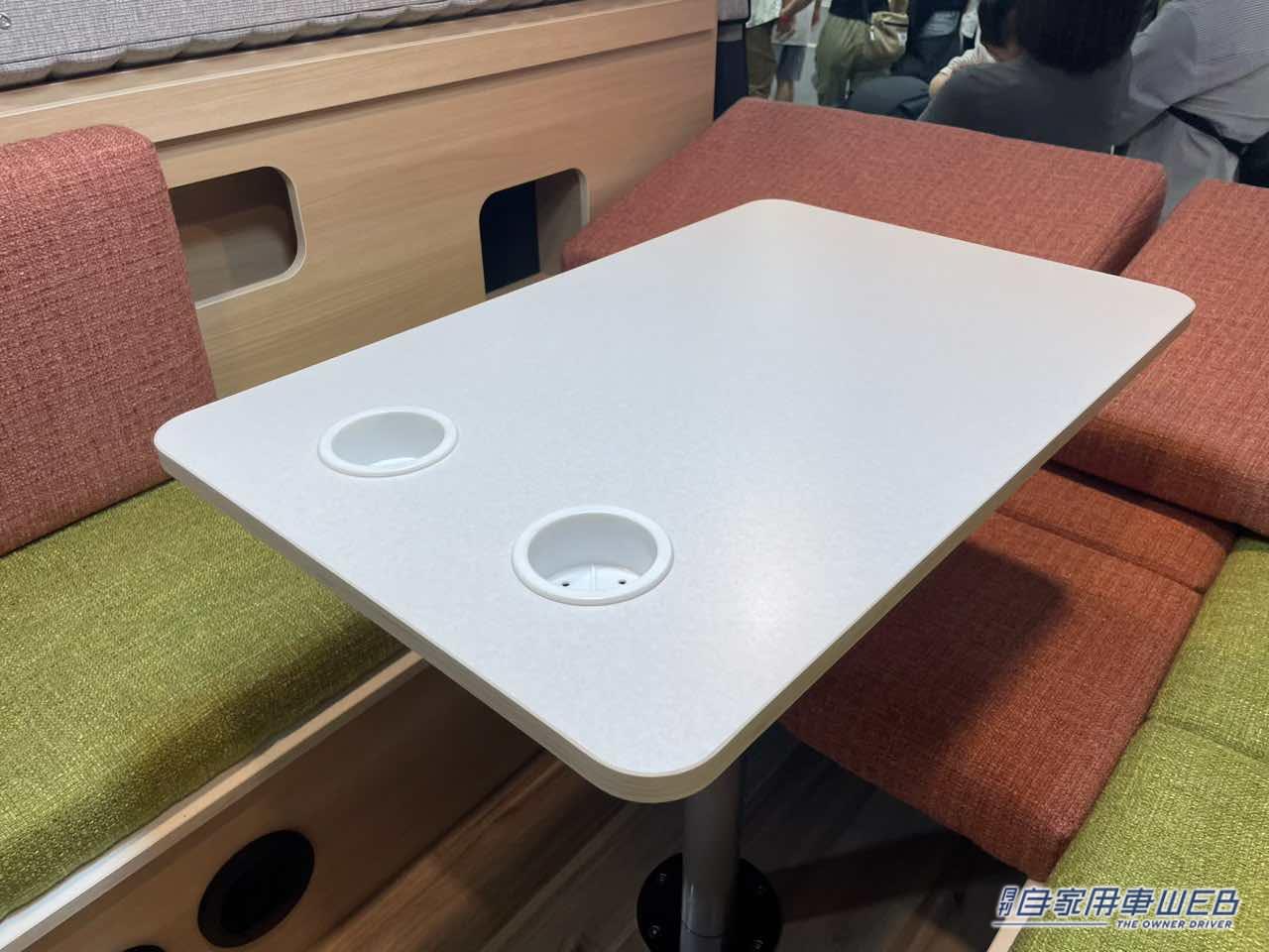 |ポップなカラーの大きめボックスシートが特徴的! トヨタ ハイエースがベースのキャンパー