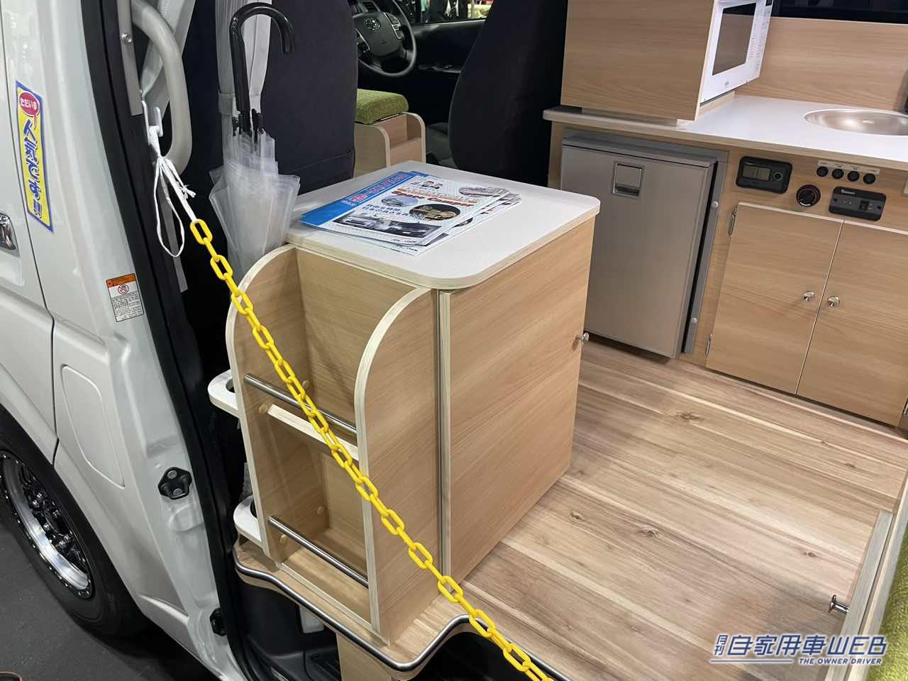 |ポップなカラーの大きめボックスシートが特徴的! トヨタ ハイエースがベースのキャンパー