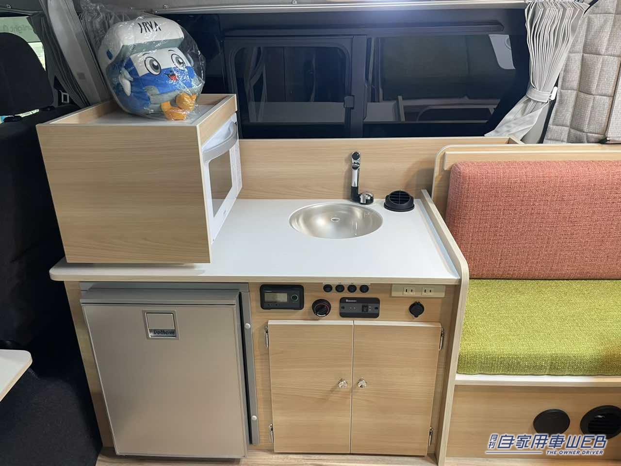 |ポップなカラーの大きめボックスシートが特徴的! トヨタ ハイエースがベースのキャンパー