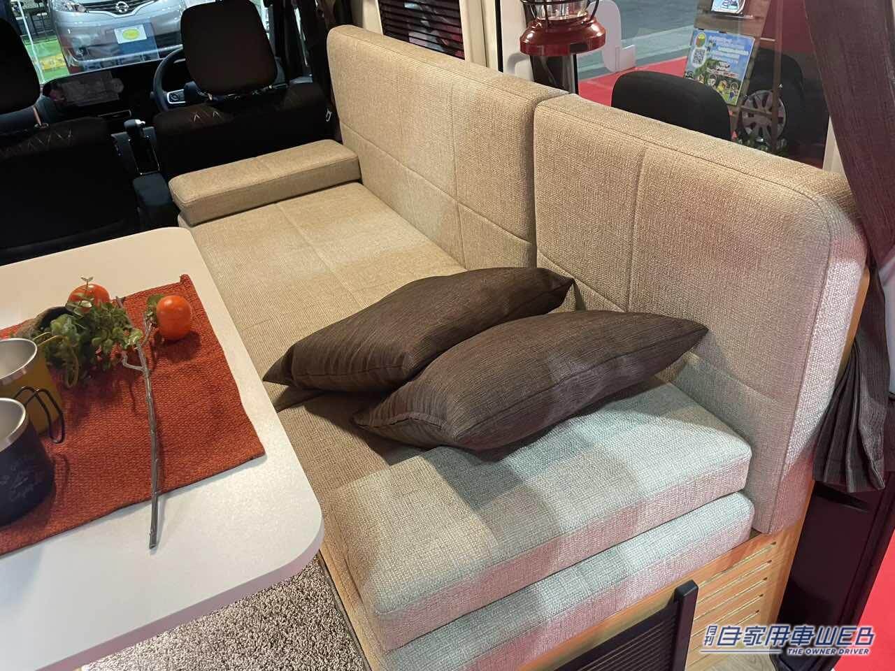 |車内はハイセンスなソファールーム! ダイハツ アトレーがベースの軽キャンパー