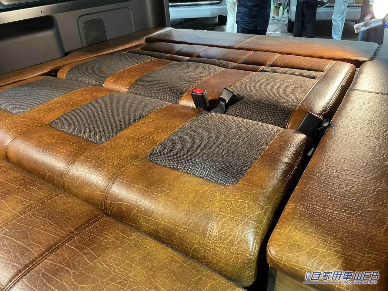 |使いやすくシンプルな車内に、レザー調のシートが個性をプラス! トヨタ ハイエースがベースのキャンパー