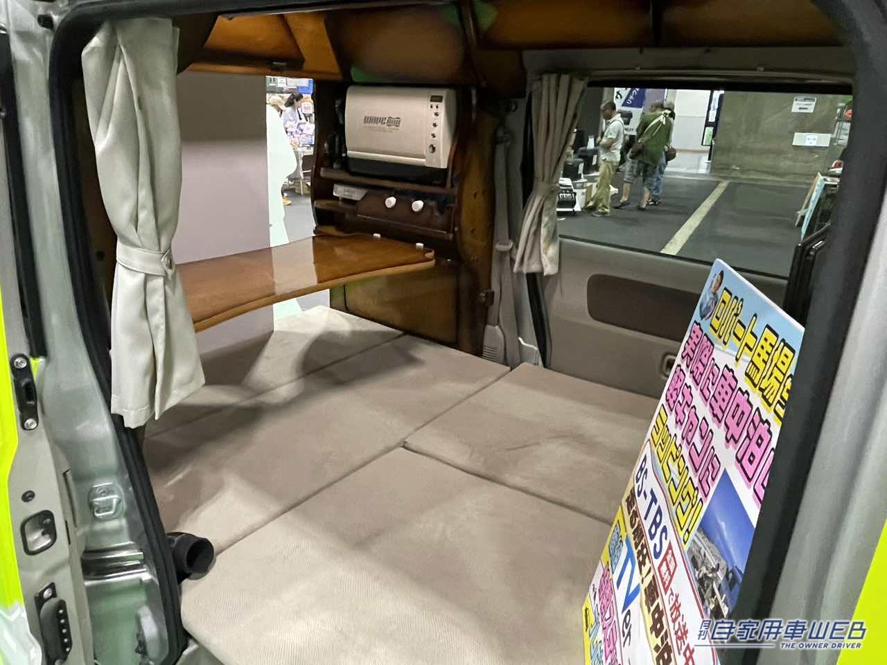 |スズキ エブリイにロバート馬場さんのラッピング! BS-TBS「走る別荘! 車中泊の旅」仕様の軽キャンパー