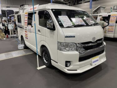 ポップなカラーの大きめボックスシートが特徴的！　トヨタ ハイエースがベースのキャンパー
