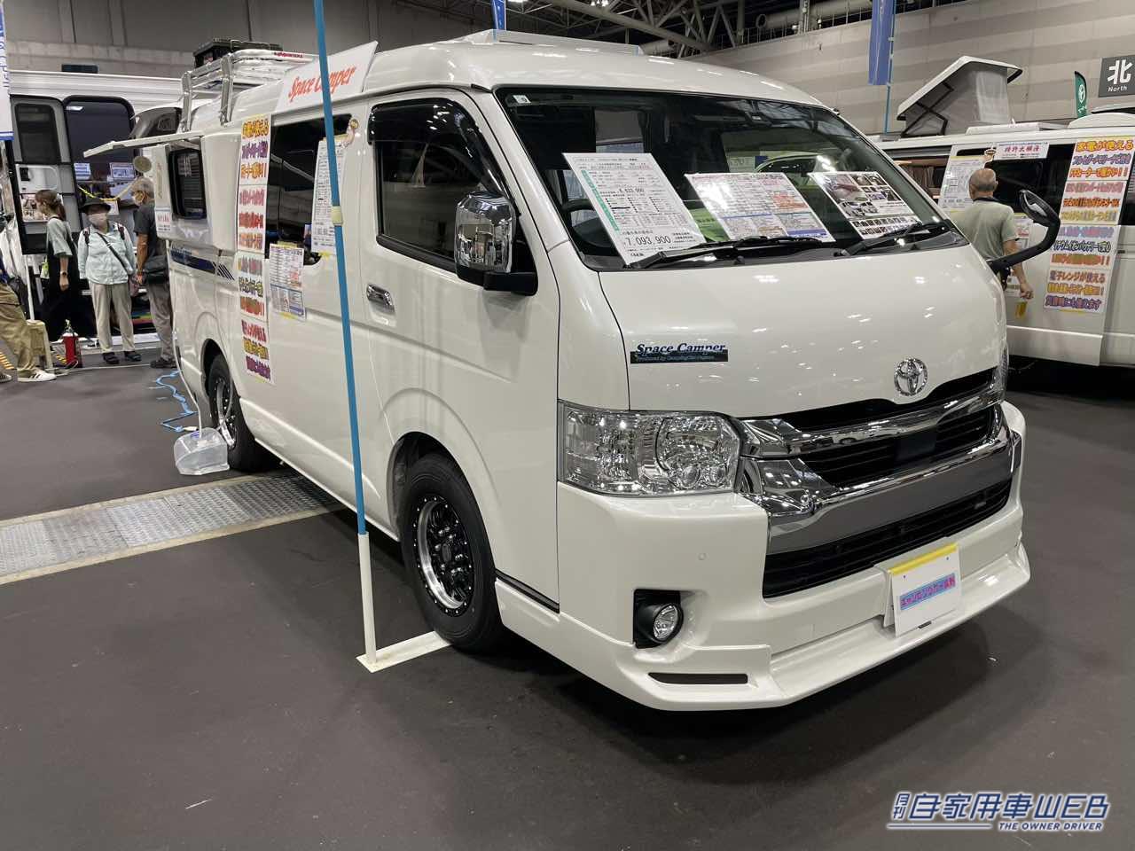 |ポップなカラーの大きめボックスシートが特徴的! トヨタ ハイエースがベースのキャンパー