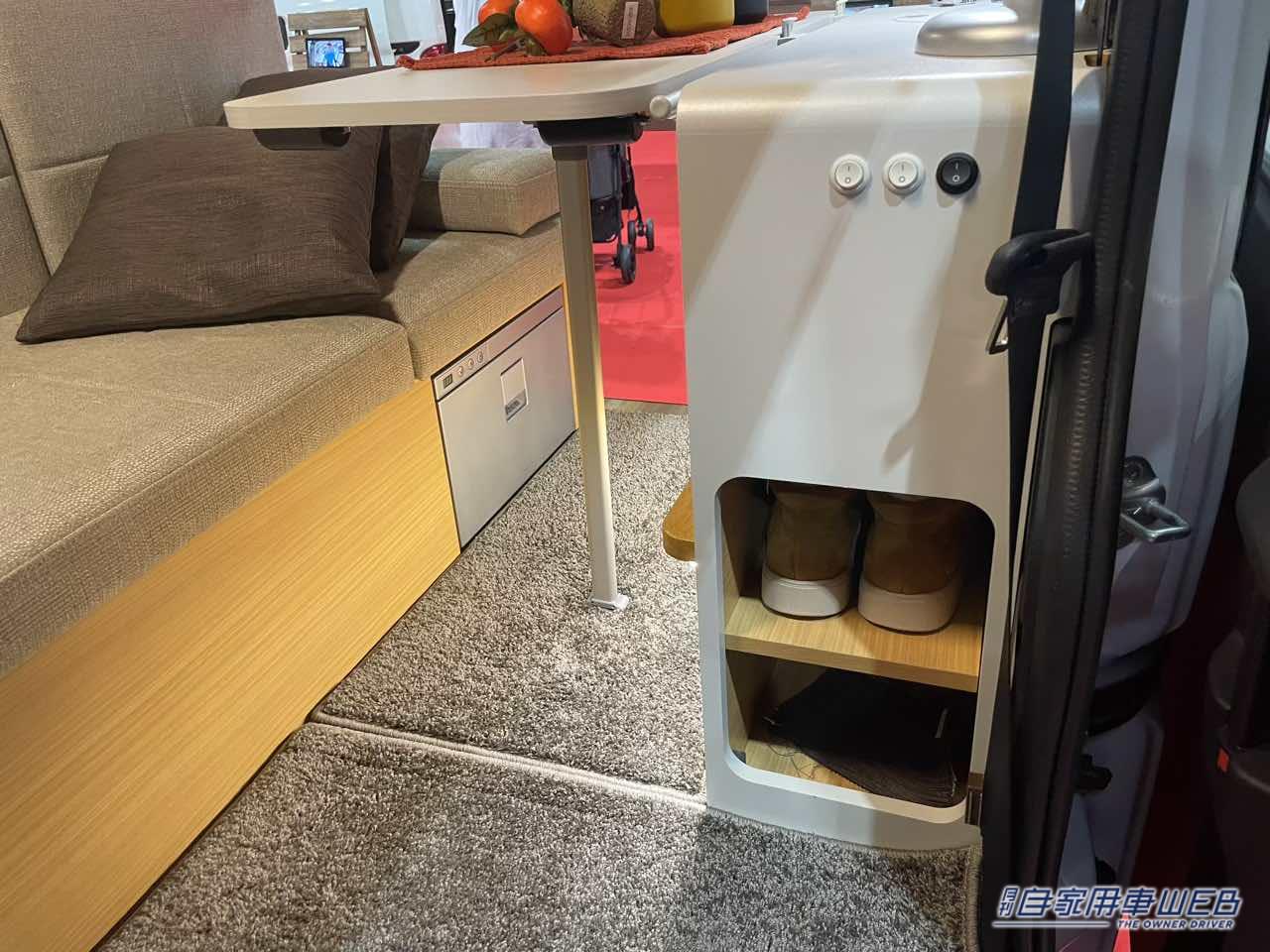 |車内はハイセンスなソファールーム! ダイハツ アトレーがベースの軽キャンパー