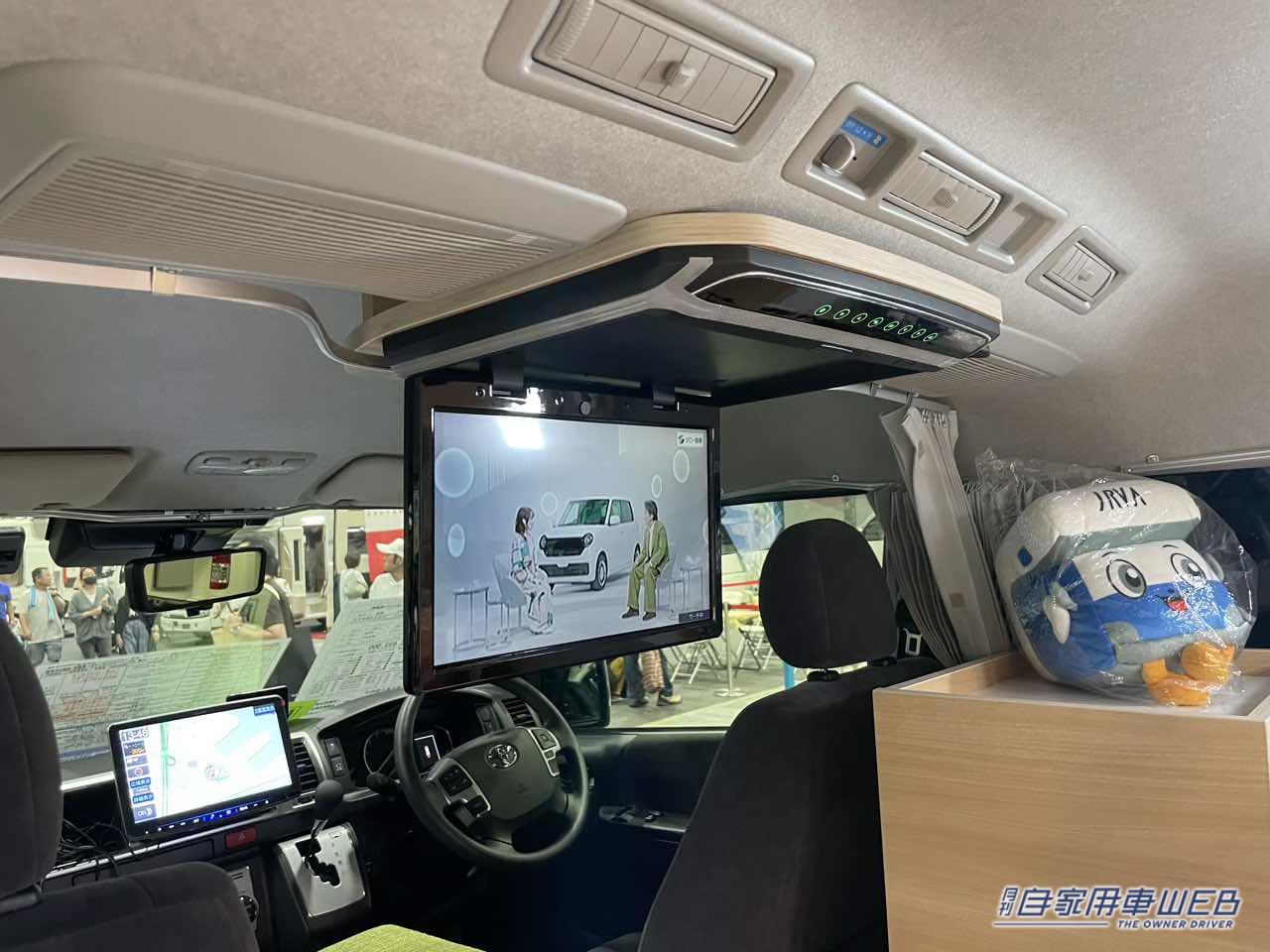 |ポップなカラーの大きめボックスシートが特徴的! トヨタ ハイエースがベースのキャンパー