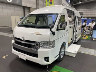 ホワイト基調でデザイン性の高いインテリアが魅力！　トヨタ ハイエースがベースのキャンパー