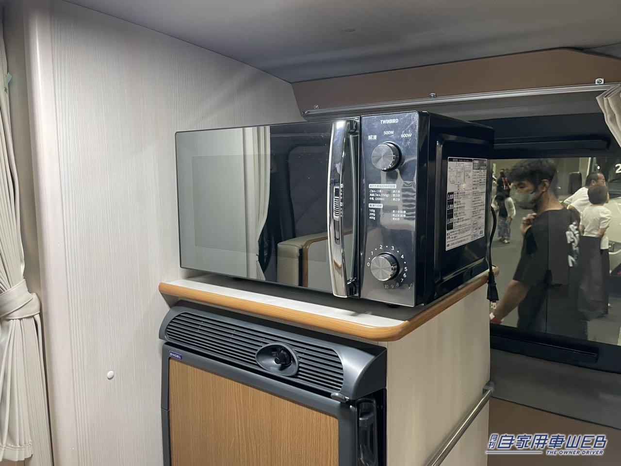 |「トヨタ車の中に入ると」「マジで?もはや小さな家だ…」あまりにも快適すぎて住めちゃう車。キッチン・トイレ・ベッド・電気利用もOK!