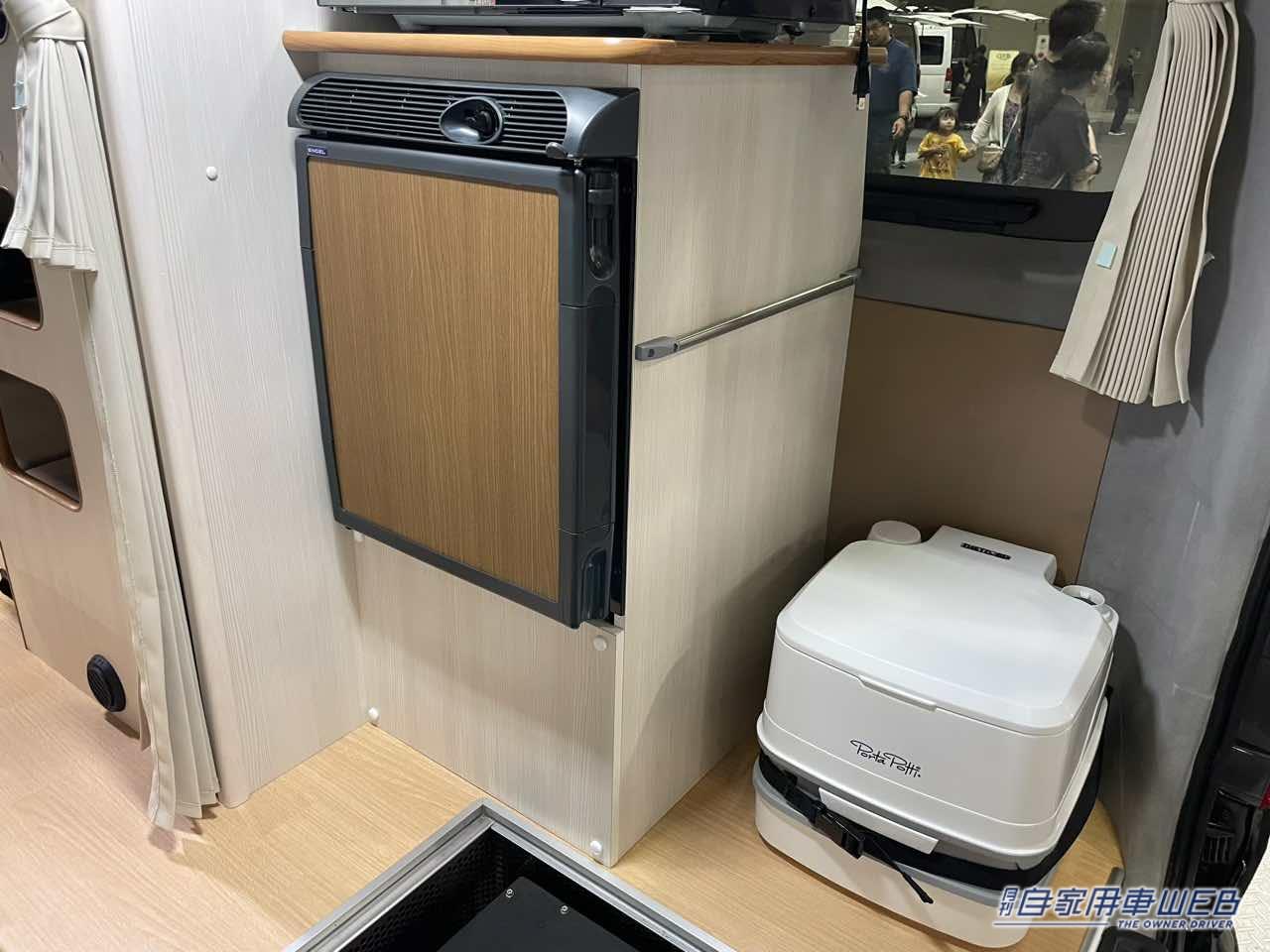 |「トヨタ車の中に入ると」「マジで?もはや小さな家だ…」あまりにも快適すぎて住めちゃう車。キッチン・トイレ・ベッド・電気利用もOK!