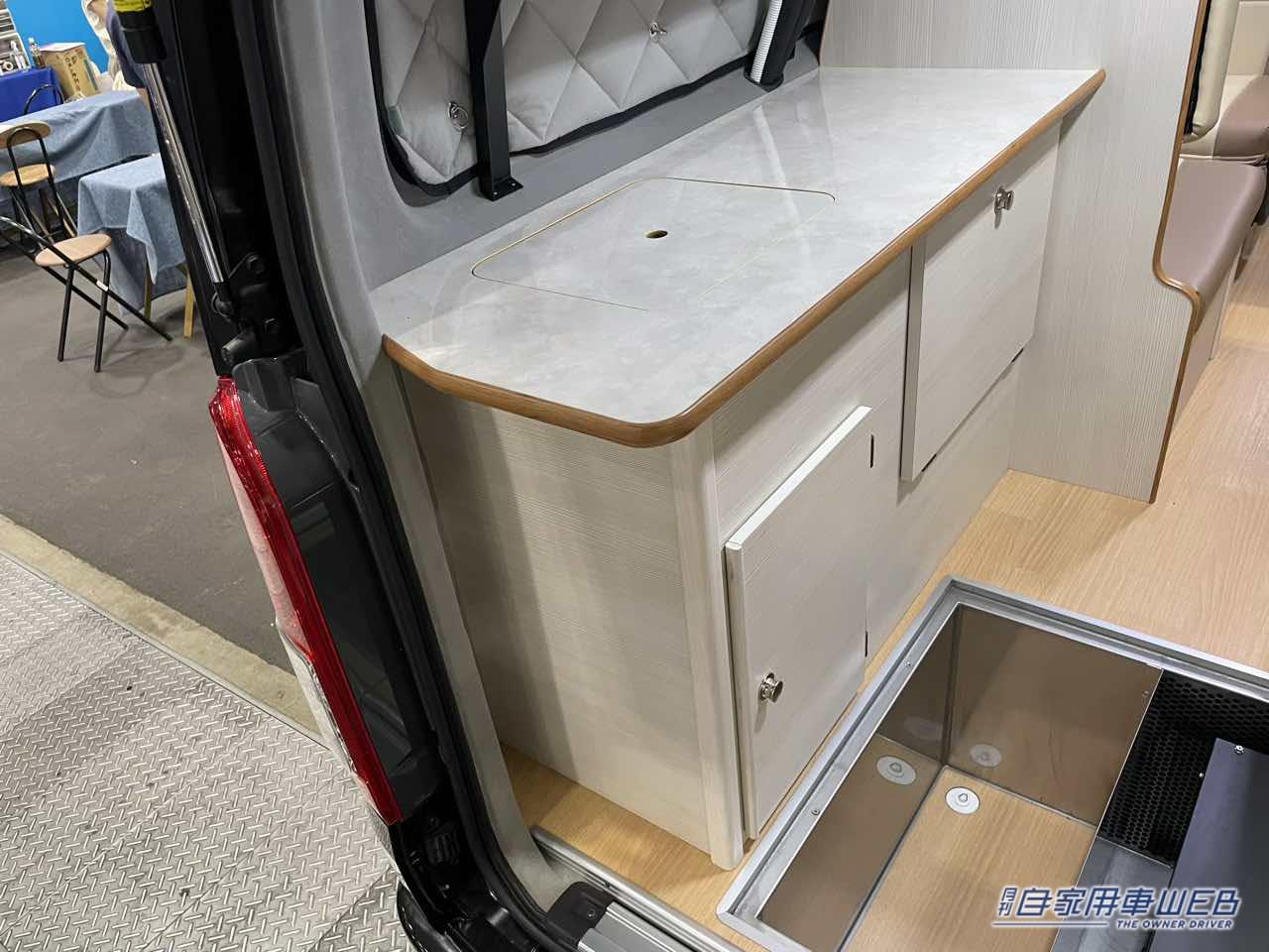 |「トヨタ車の中に入ると」「マジで?もはや小さな家だ…」あまりにも快適すぎて住めちゃう車。キッチン・トイレ・ベッド・電気利用もOK!