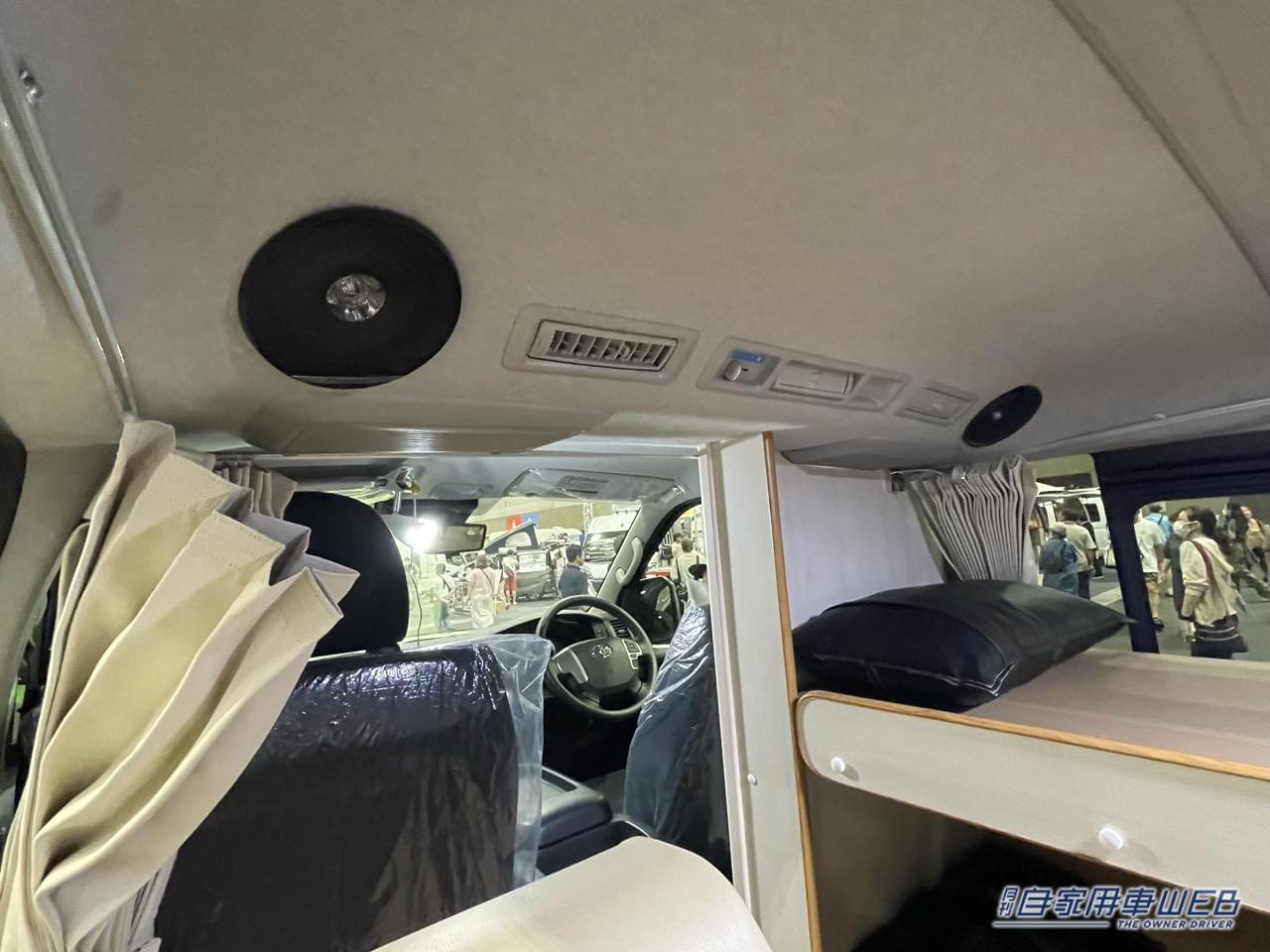 |「トヨタ車の中に入ると」「マジで?もはや小さな家だ…」あまりにも快適すぎて住めちゃう車。キッチン・トイレ・ベッド・電気利用もOK!