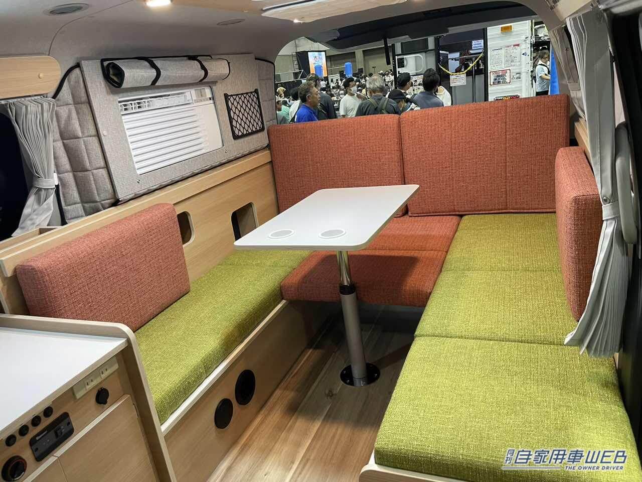 |ポップなカラーの大きめボックスシートが特徴的! トヨタ ハイエースがベースのキャンパー