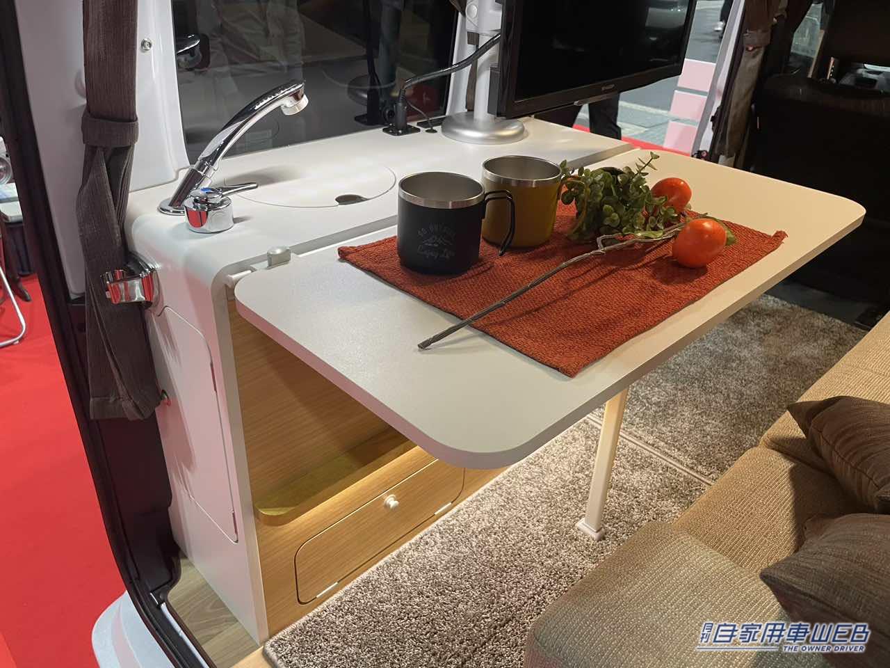 |車内はハイセンスなソファールーム! ダイハツ アトレーがベースの軽キャンパー