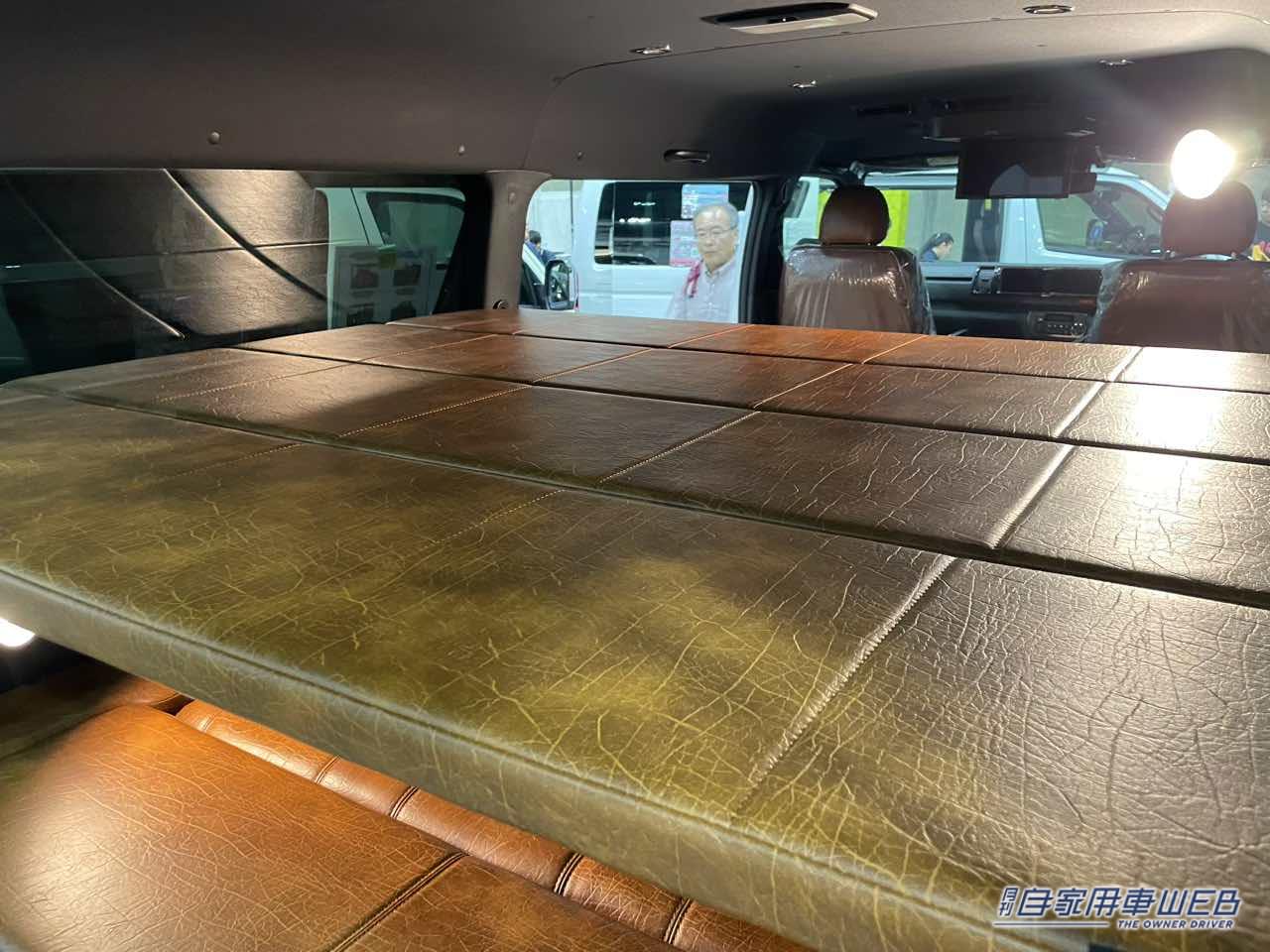 |使いやすくシンプルな車内に、レザー調のシートが個性をプラス! トヨタ ハイエースがベースのキャンパー