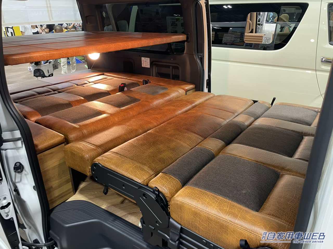 |使いやすくシンプルな車内に、レザー調のシートが個性をプラス! トヨタ ハイエースがベースのキャンパー
