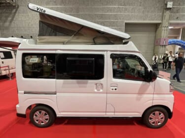 車内はハイセンスなソファールーム! ダイハツ アトレーがベースの軽キャンパー